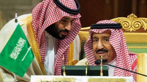 ولي العهد السعودي الأمير محمد بن سلمان يتحدث إلى العاهل السعودي الملك سلمان بن عبد العزيز آل سعود في افتتاح القمة الخليجية الـ 39 في الرياض، 9 ديسمبر/كانون الأول 2018 - اسپوتنیک افغانستان  