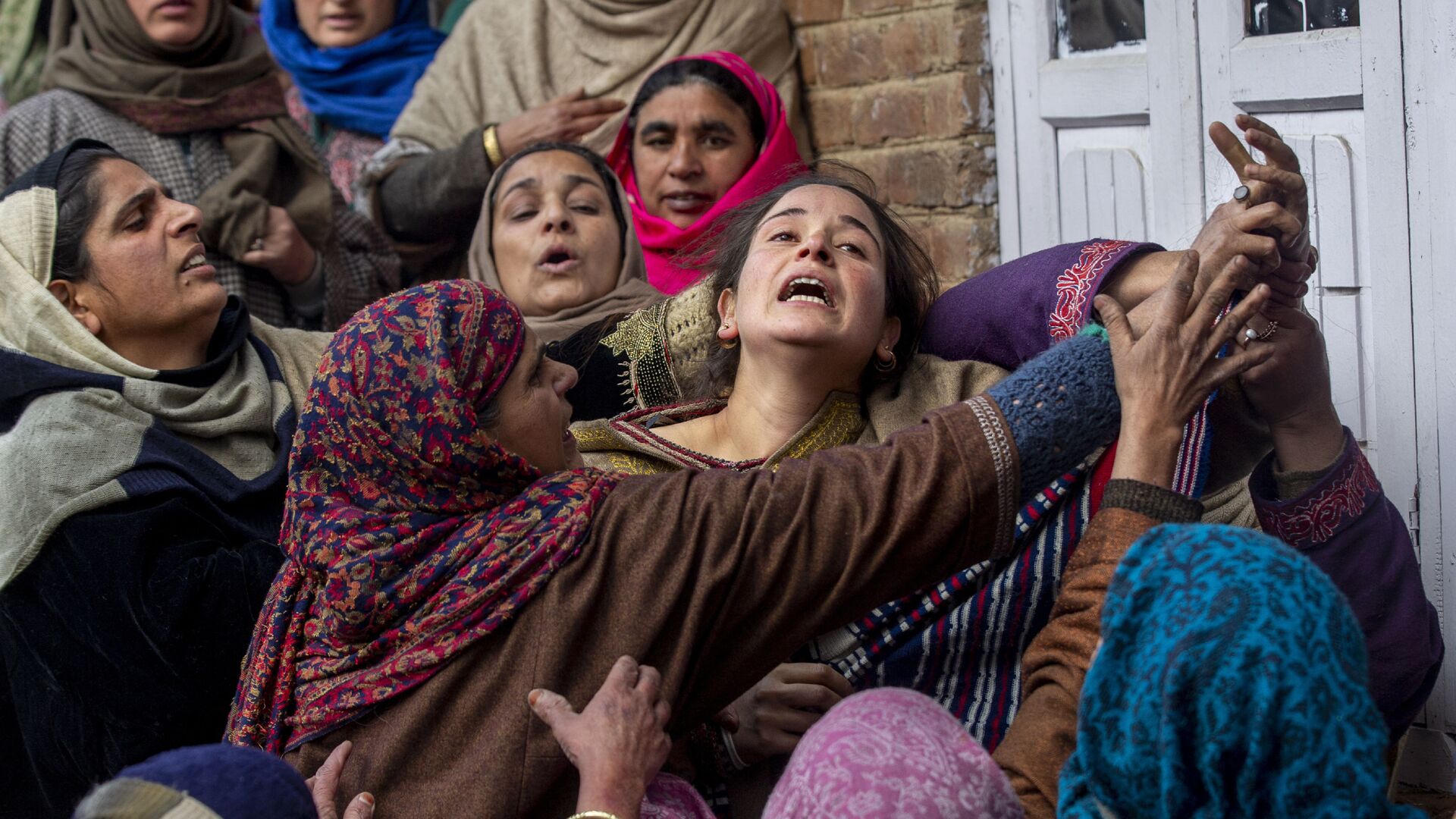 Родственники и соседи утешают плачущую сестру Рамиза Ахмада, полицейского, который был убит в результате перестрелки в Индии - اسپوتنیک افغانستان  , 1920, 25.08.2022