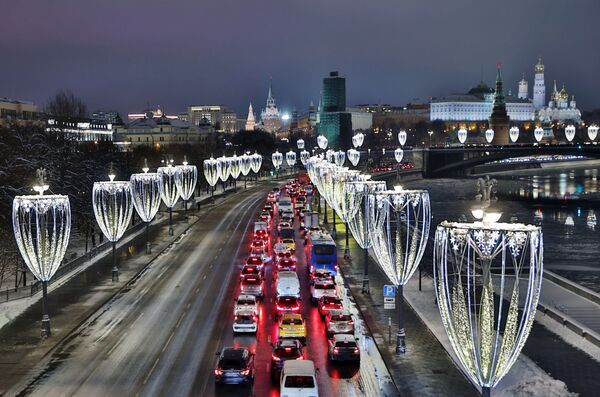 تزئینات سال نو و حرکت ماشین ها در خیابان مجاور کرملین مسکو. - اسپوتنیک افغانستان  