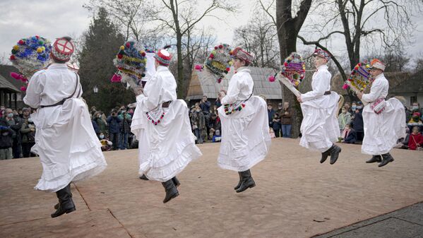 رقص ملی جوانان در بخارست برای راندن شیطان. - اسپوتنیک افغانستان  