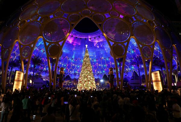 تماشاچیان حاضر در مراسم روشن شدن چراغ های درخت کریسمس در گنبد الوصل در اکسپو 2020 در دبی. - اسپوتنیک افغانستان  