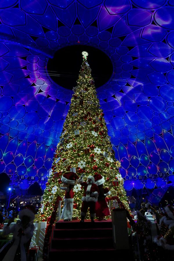 روشن شدن چراغ های درخت کریسمس در گنبد الوصل در اکسپو 2020 در دبی. - اسپوتنیک افغانستان  