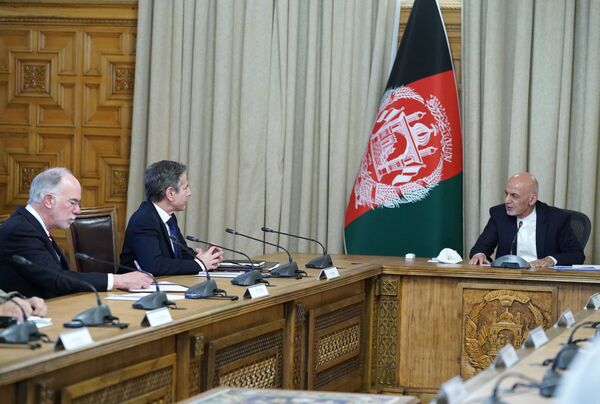 دیدار آنتونی بلینکن وزیر امور خارجه آمریکا و اشرف غنی، رئیس جمهور پیشین افغانستان در کابل/ماه آپریل 2021 - اسپوتنیک افغانستان  