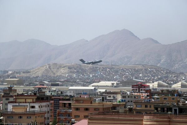 پرواز هواپیمای نظامی آمریکا از فرودگاه کابل/ تا تاریخ 28 آگست 2021 اکثر همپیمانان آمریکا از افغانستان خارج شدد. - اسپوتنیک افغانستان  