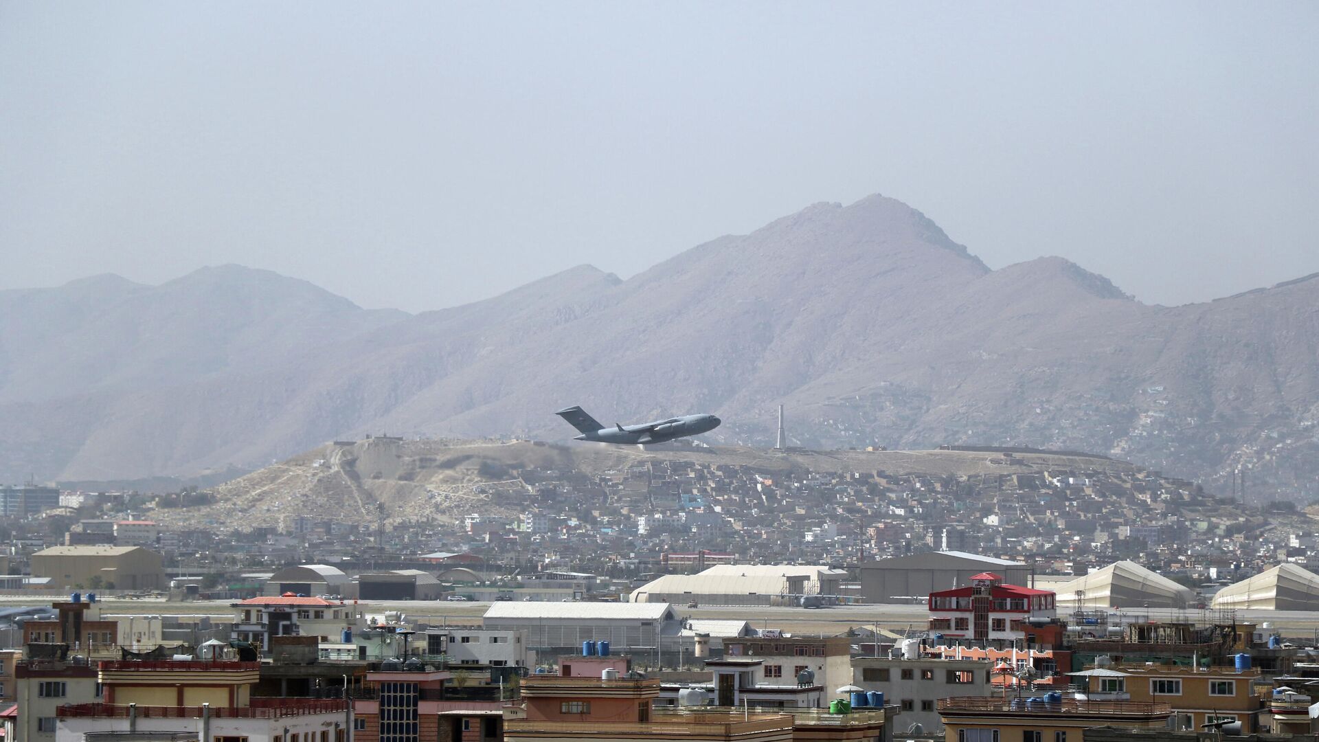 Военный самолет США вылетает из международного аэропорта в Кабуле, Афганистан - اسپوتنیک افغانستان  , 1920, 23.12.2021