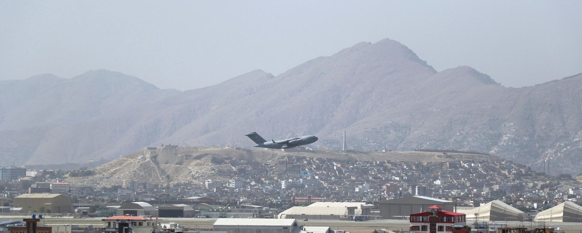 Военный самолет США вылетает из международного аэропорта в Кабуле, Афганистан - اسپوتنیک افغانستان  , 1920, 02.02.2022