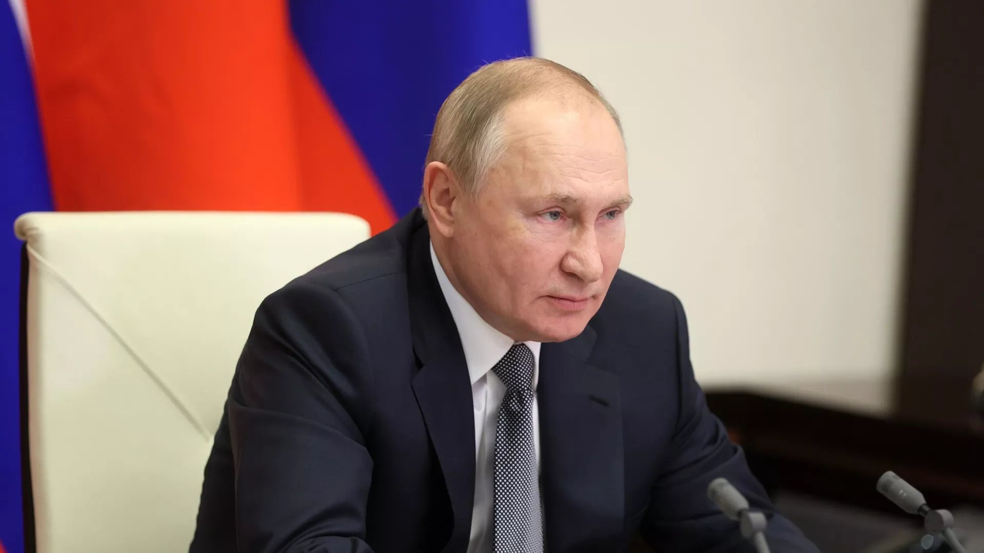 Президент РФ Владимир Путин во время переговоров в режиме видеоконференции с председателем КНР Си Цзиньпином