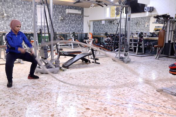 بوشرا در حال تمرینات ورزشی. - اسپوتنیک افغانستان  
