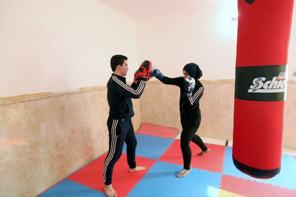 بوشرا در حال تمرینات ورزشی. - اسپوتنیک افغانستان  