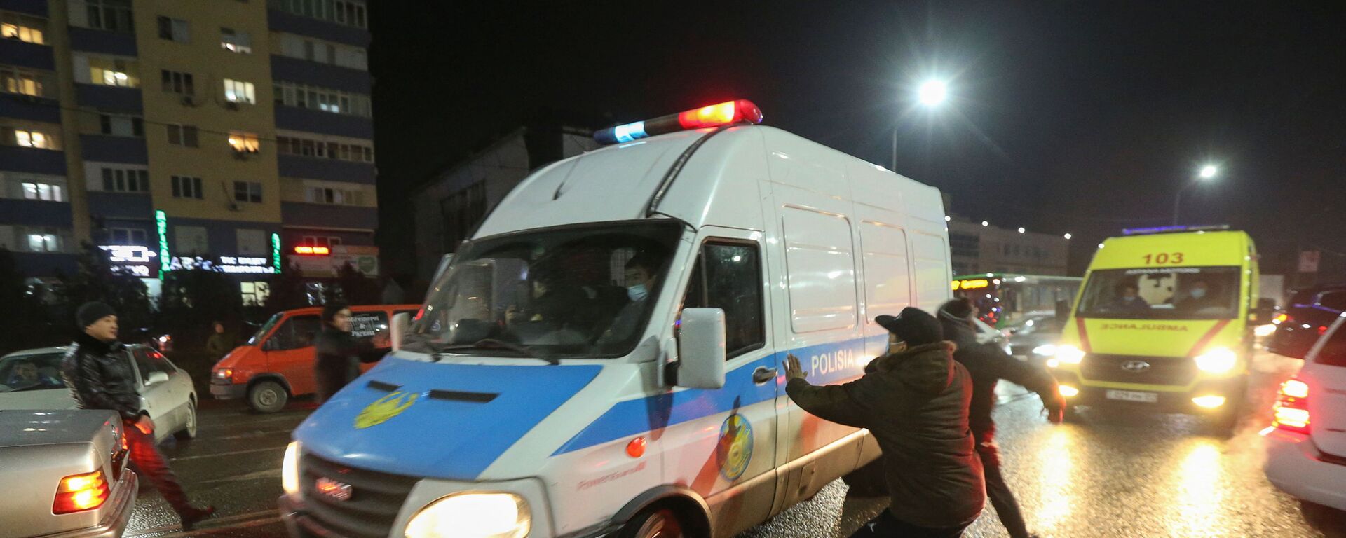 Люди нападают на полицейский микроавтобус во время акции протеста против повышения стоимости на топливо в Алматы - اسپوتنیک افغانستان  , 1920, 06.01.2022