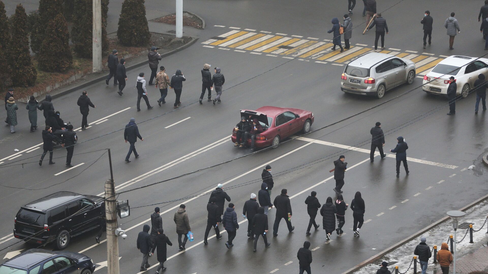 Демонстранты идут по улице во время акции протеста, вызванной повышением цен на топливо в Алматы - اسپوتنیک افغانستان  , 1920, 07.01.2022