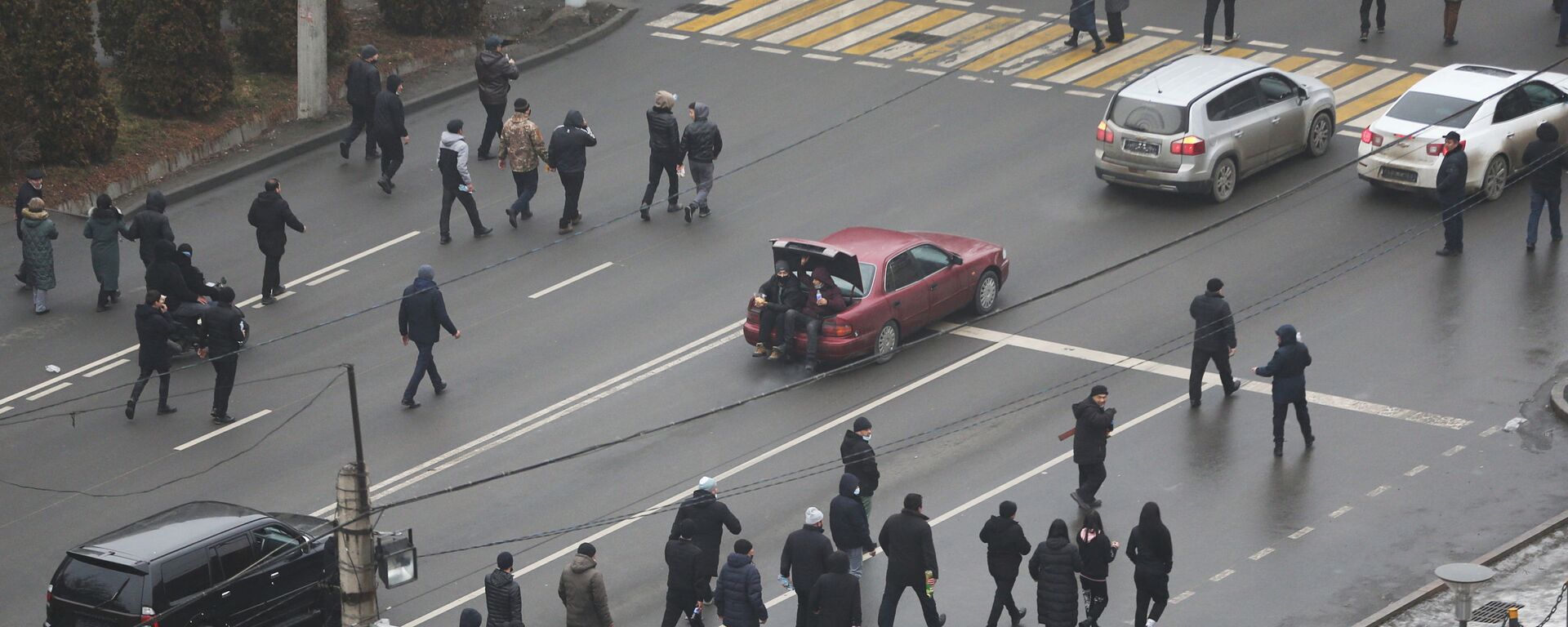 Демонстранты идут по улице во время акции протеста, вызванной повышением цен на топливо в Алматы - اسپوتنیک افغانستان  , 1920, 11.01.2022