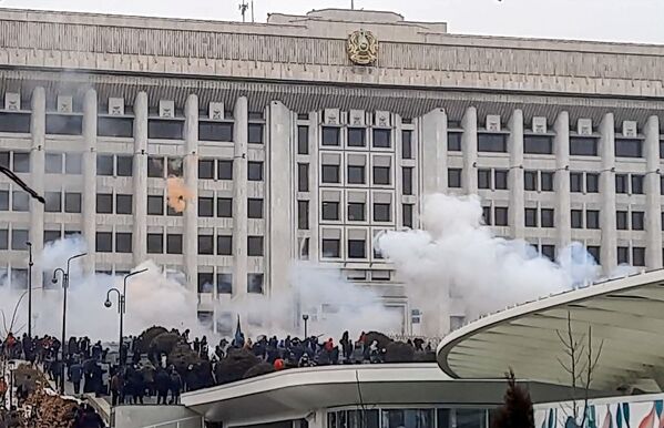 عتراضات در قزاقستان به دلیل افزایش قیمت گاز مایع. شورش در خیابان های آلماتی/ ساختمان اداری. - اسپوتنیک افغانستان  