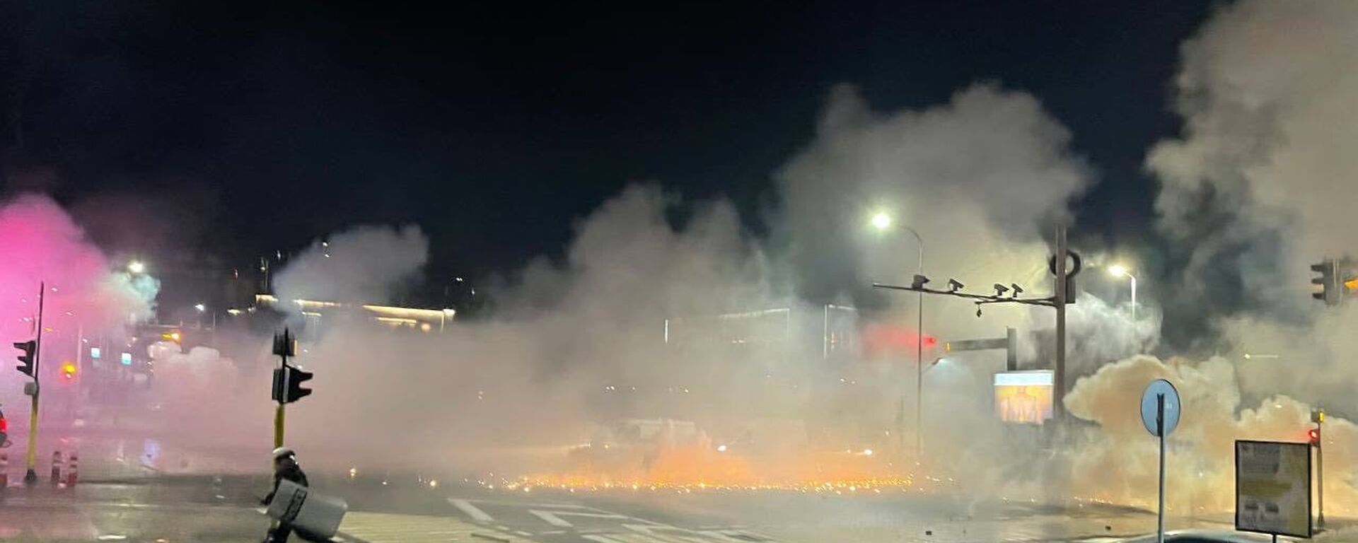 Полиция применила светошумовые гранаты и слезоточивый газ во время акции протеста против повышения цен на газ в Алма-Ате - اسپوتنیک افغانستان  , 1920, 06.01.2022