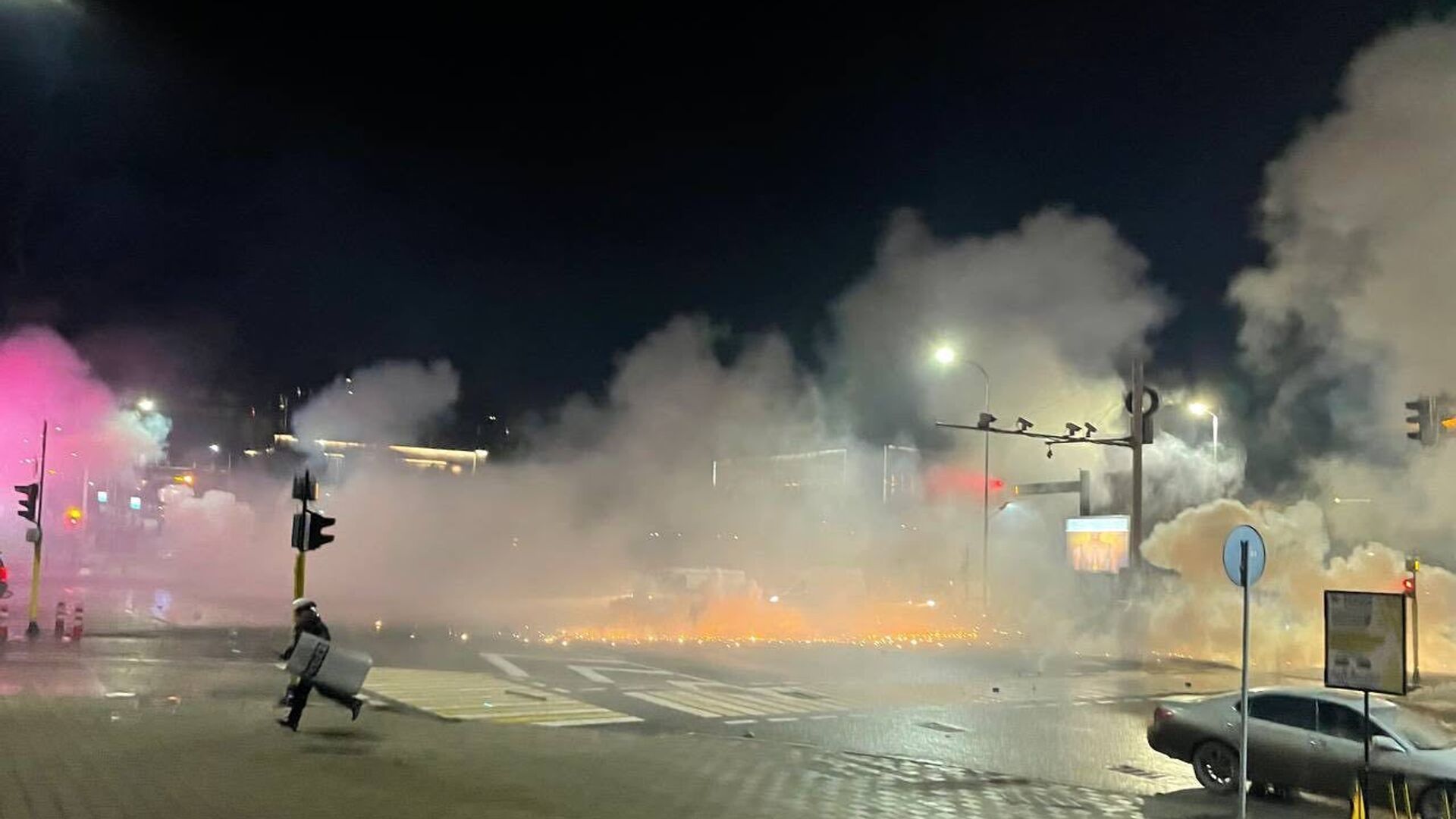Полиция применила светошумовые гранаты и слезоточивый газ во время акции протеста против повышения цен на газ в Алма-Ате - اسپوتنیک افغانستان  , 1920, 16.01.2022
