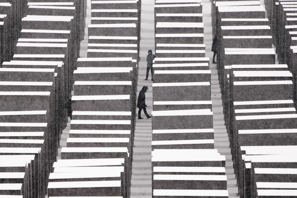 نقاشی های زمستانی/ مراسم یادبود از یهودیان کشته شده اروپا &quot;هولوکاست&quot; در برلین، آلمان، - اسپوتنیک افغانستان  
