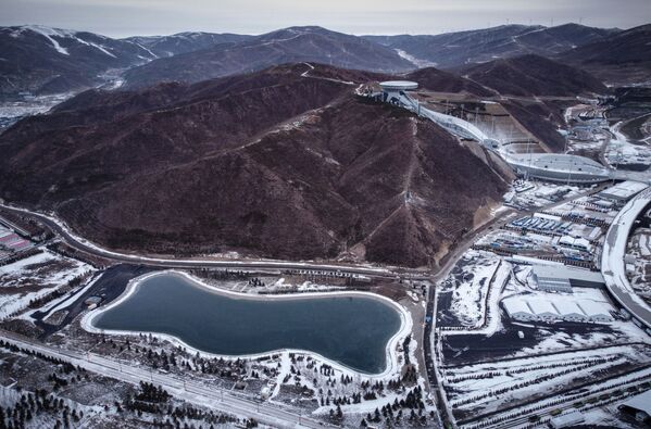 نقاشی های زمستانی/ مخزنی که آب ماشین های برفی را برای مکان های مسابقه در طول بازی های المپیک زمستانی پکن 2022 تامین می کند، چین. - اسپوتنیک افغانستان  