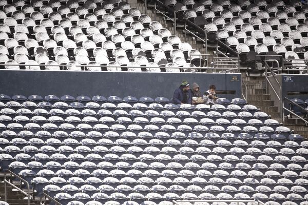نقاشی های زمستانی/ه هواداران  قبل از بازی فوتبال بین سیاتل سیهاوکس و شیکاگو بیرز در میان صندلی‌های پوشیده از برف. - اسپوتنیک افغانستان  