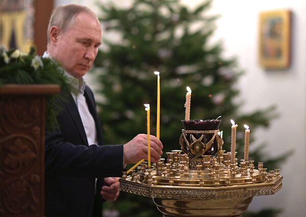 ولادیمیر پوتین رئیس جمهور روسیه در مراسم کریسمس در کلیسای عیسی ناجی در اقامتگاه نوو اوگاریو - اسپوتنیک افغانستان  