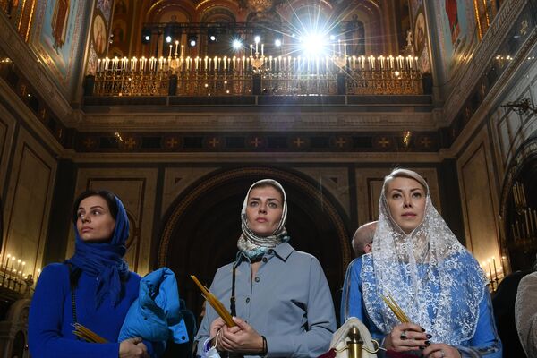 مؤمنان در مراسم شب کریسمس در کلیسای جامع عیسی ناجی در مسکو. - اسپوتنیک افغانستان  