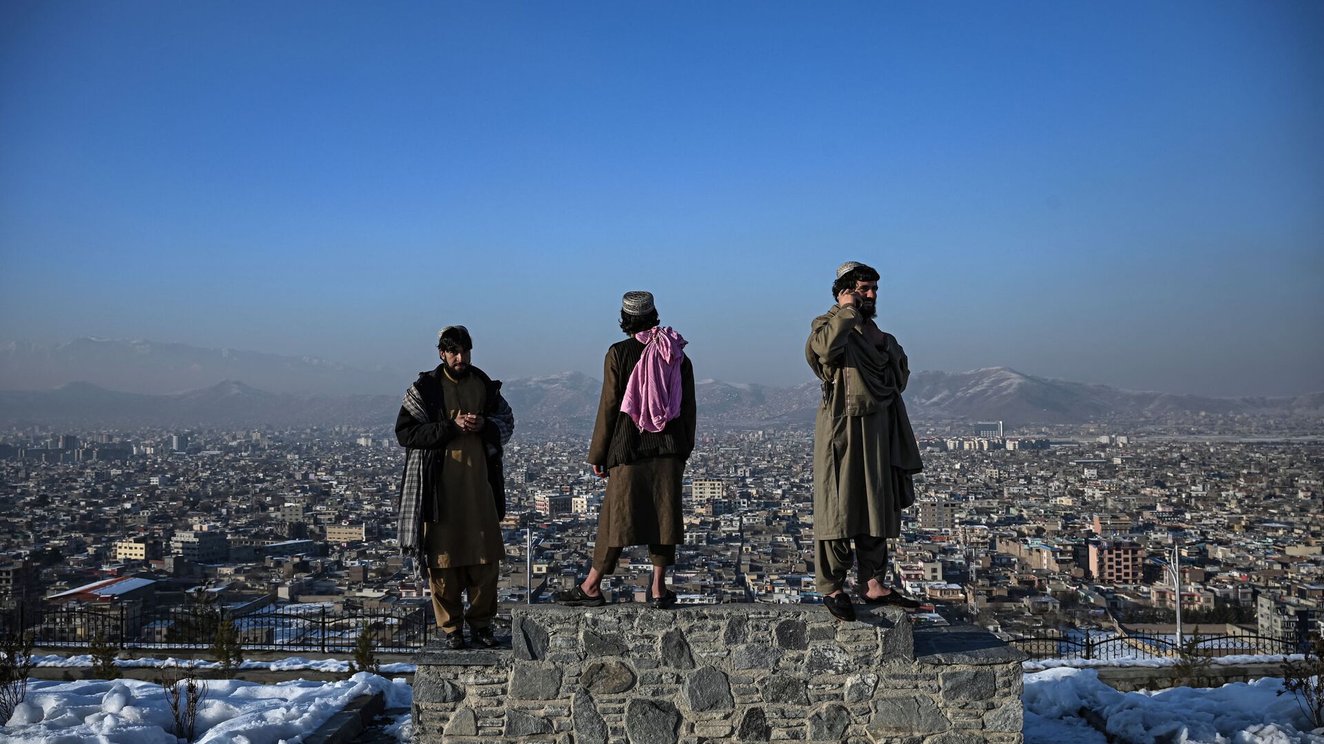 Члены движения Талибан стоят на холме Вазир Акбар Хан в Кабуле - اسپوتنیک افغانستان  , 1920, 24.04.2022