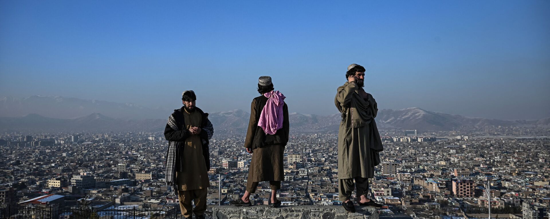 Члены движения Талибан стоят на холме Вазир Акбар Хан в Кабуле - اسپوتنیک افغانستان  , 1920, 13.02.2022