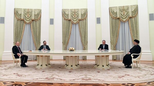Президент РФ Владимир Путин и президент Исламской Республики Иран Сейед Эбрахим Раиси во время встречи - اسپوتنیک افغانستان  