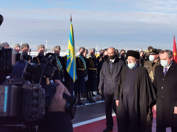 استقبال  از رئیس‌جمهور ایران در فرودگاه مسکو - اسپوتنیک افغانستان  
