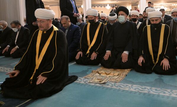 حضور رئیس جمهور ایران در نماز جماعت در مسجد جامع روسیه - اسپوتنیک افغانستان  