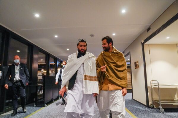 ورود نمایندگان طالبان به هتل سوریا موریا اسلو پایتخت ناروی/23 جنوری 2022. - اسپوتنیک افغانستان  