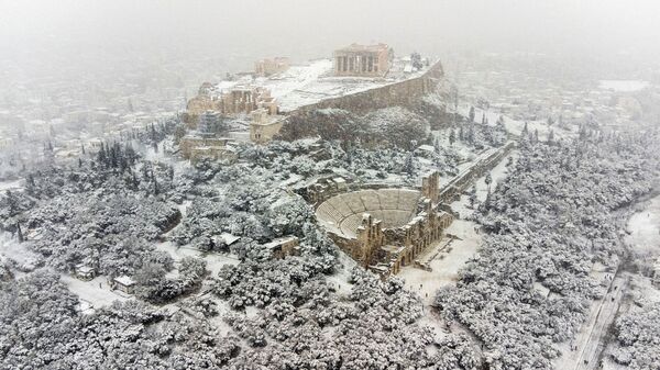 Храм Парфенон на вершине Акрополя во время сильного снегопада в Афинах - اسپوتنیک افغانستان  