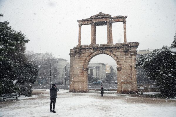 مردم در یونان، از بارش برف لذت می‌برند. - اسپوتنیک افغانستان  