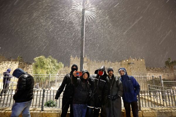 جمعی از جوانان در برفباری یورسلیم. - اسپوتنیک افغانستان  