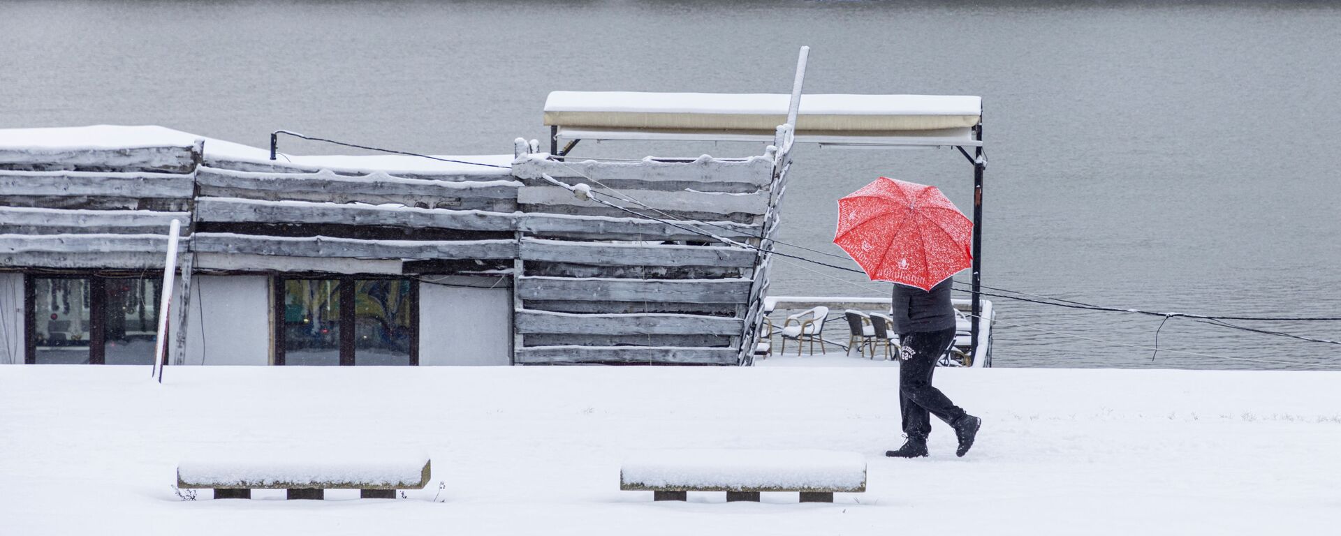Мужчина идет вдоль Дуная во время снежной бури в Белграде, Сербия - اسپوتنیک افغانستان  , 1920, 05.11.2022