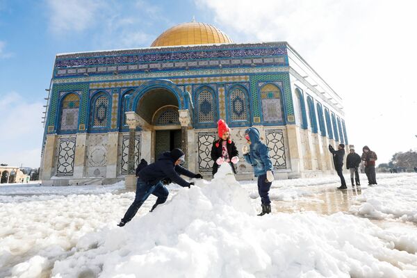 اطفال هنگام برف بازی در نزدیکی بیت‌المقدس (شهر کهنه یورشلیم).  - اسپوتنیک افغانستان  