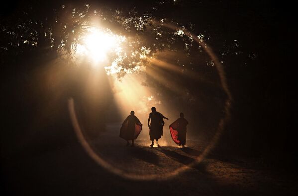 برندگان مسابقه بین المللی سفر 2021 اعلام شدند.راهب های میانمار در حال گردش در نزدیکی معبد. - اسپوتنیک افغانستان  