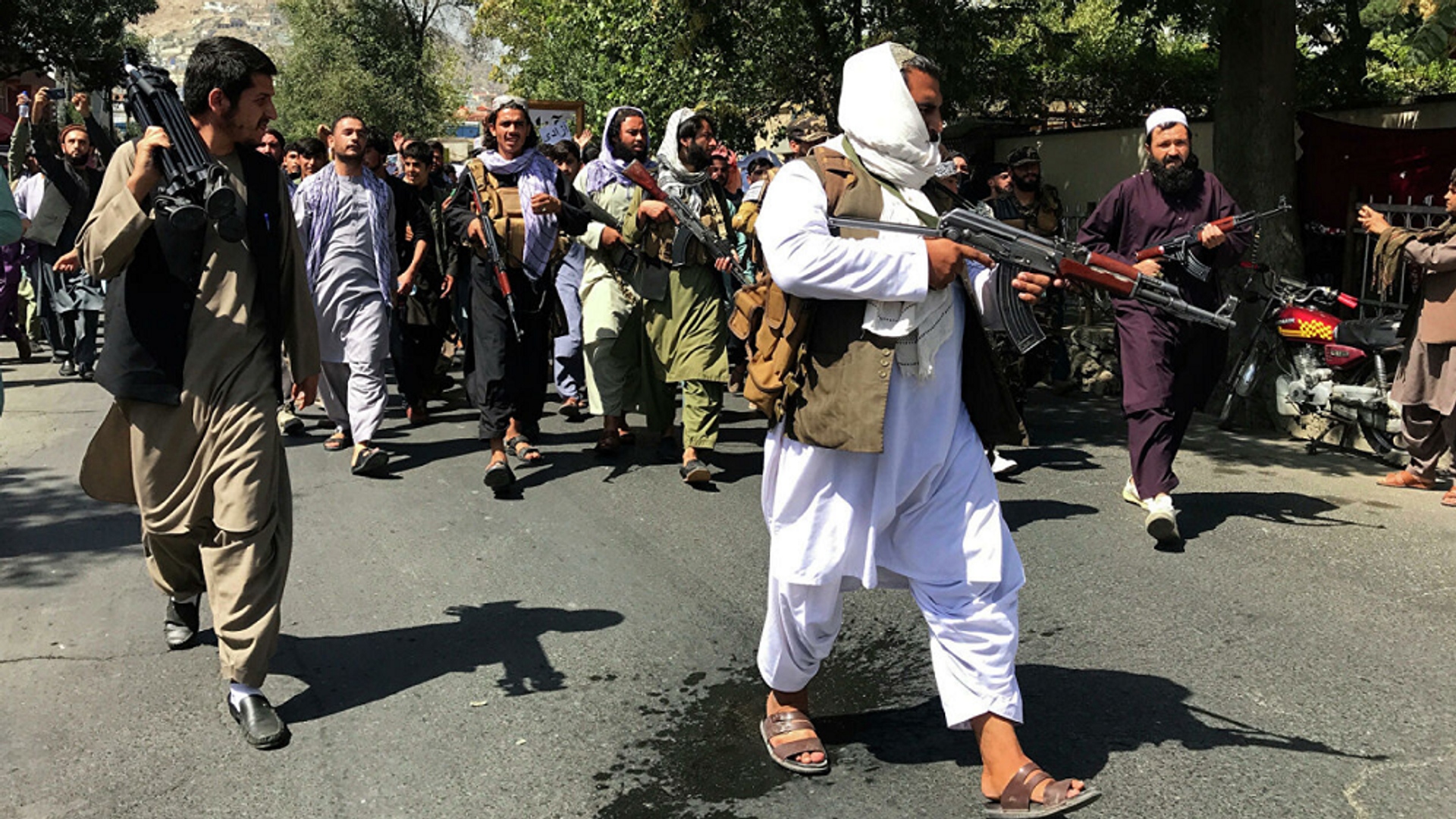 Боевики Талибана* на улице Кабула. - اسپوتنیک افغانستان  , 1920, 30.01.2022