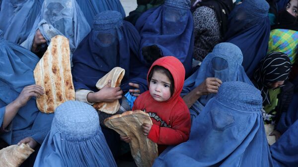 Ребенок с хлебом в Кабуле  - اسپوتنیک افغانستان  
