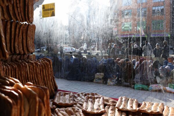 مردم برای دریافت نان در کابل دست دراز می‌کنند/ 31 جنوری2022. - اسپوتنیک افغانستان  