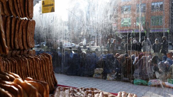 Люди напротив пекарни в ожидании раздачи хлеба в Кабуле  - اسپوتنیک افغانستان  
