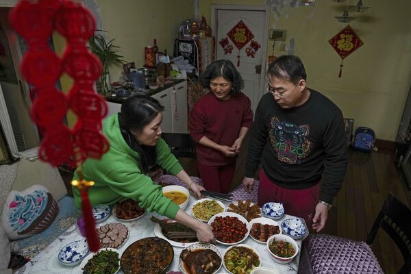 تجیلیل از سال نو قمری در چین. خانواده ای انواع غذا ها را برای تجلیل از این روز پخته است.  - اسپوتنیک افغانستان  