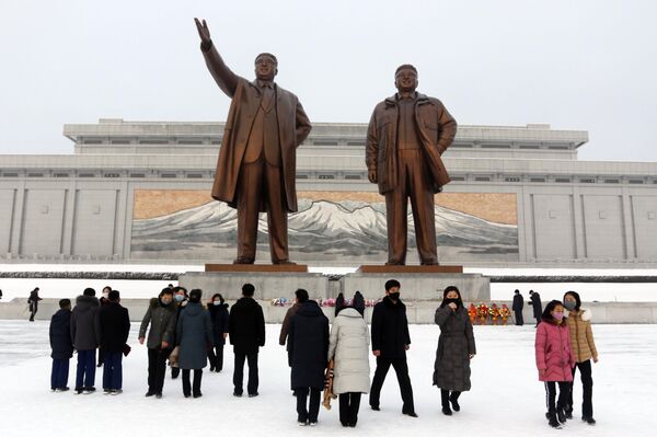 مردم از مجسمه رهبران سابق کره شمالی، کیم ایل سونگ، در سمت چپ، و کیم جونگ ایل در تپه مانسو در پیونگ یانگ، کره شمالی، به مناسبت تعطیلات سال نو قمری، بازدید می کنند. - اسپوتنیک افغانستان  
