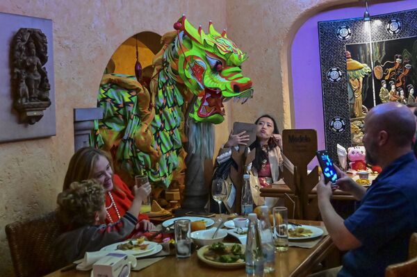 اعضای جامعه چینی در مکزیک، رقص سنتی اژدها چینی را در یک رستوران چینی در مکسیکو سیتی، اجرا میکنند.  - اسپوتنیک افغانستان  
