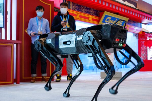 سگ ربات در مرکز مطبوعاتی المپیک زمستانی 2022 پکن. - اسپوتنیک افغانستان  