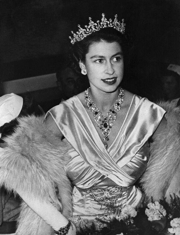 ملکه بریتانیا در سال 1952 تاج سلطنتی را دریافت کرد - اسپوتنیک افغانستان  