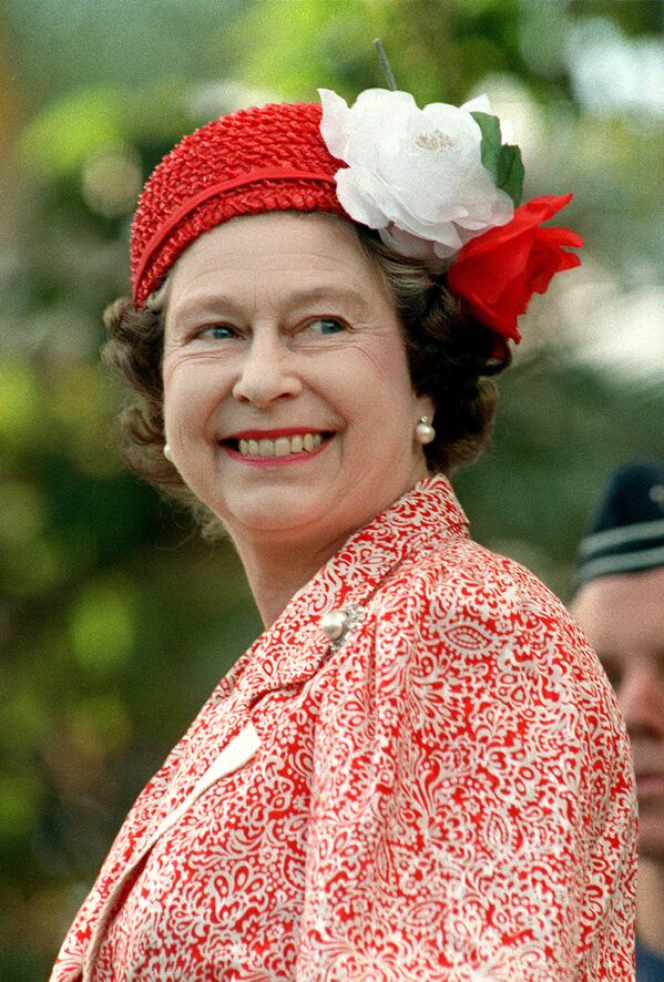 لبخند ملکه الیزابت دوم در باغ خانه دولتی در پرث، 21 آپریل 1988 - اسپوتنیک افغانستان  