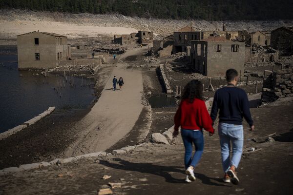 خشک‌سالی &quot;دهکده ارواح&quot; در دریاچه‌ اسپانیا را نمایان کرد - اسپوتنیک افغانستان  