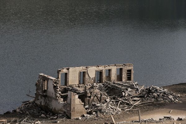 خشک‌سالی &quot;دهکده ارواح&quot; در دریاچه‌ اسپانیا را نمایان کرد - اسپوتنیک افغانستان  