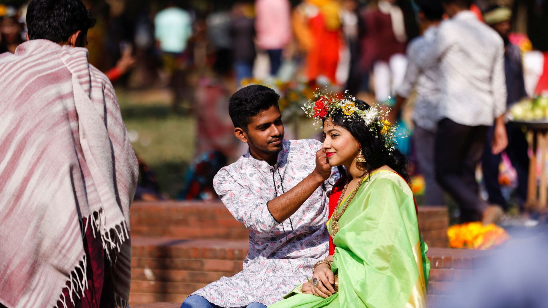 Мужчина возлагает цветочный венок на голову девушки в День святого Валентина в Дакке, Бангладеш - اسپوتنیک افغانستان  , 1920, 14.04.2022