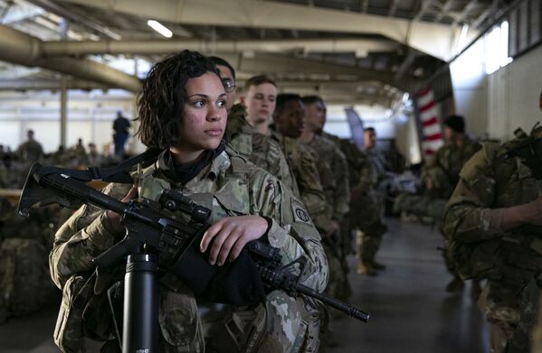 سربازان آمریکایی برای انتقال به اروپا آماده می شوند.آمادگی نظامیان در کارولینای شمالی. - اسپوتنیک افغانستان  